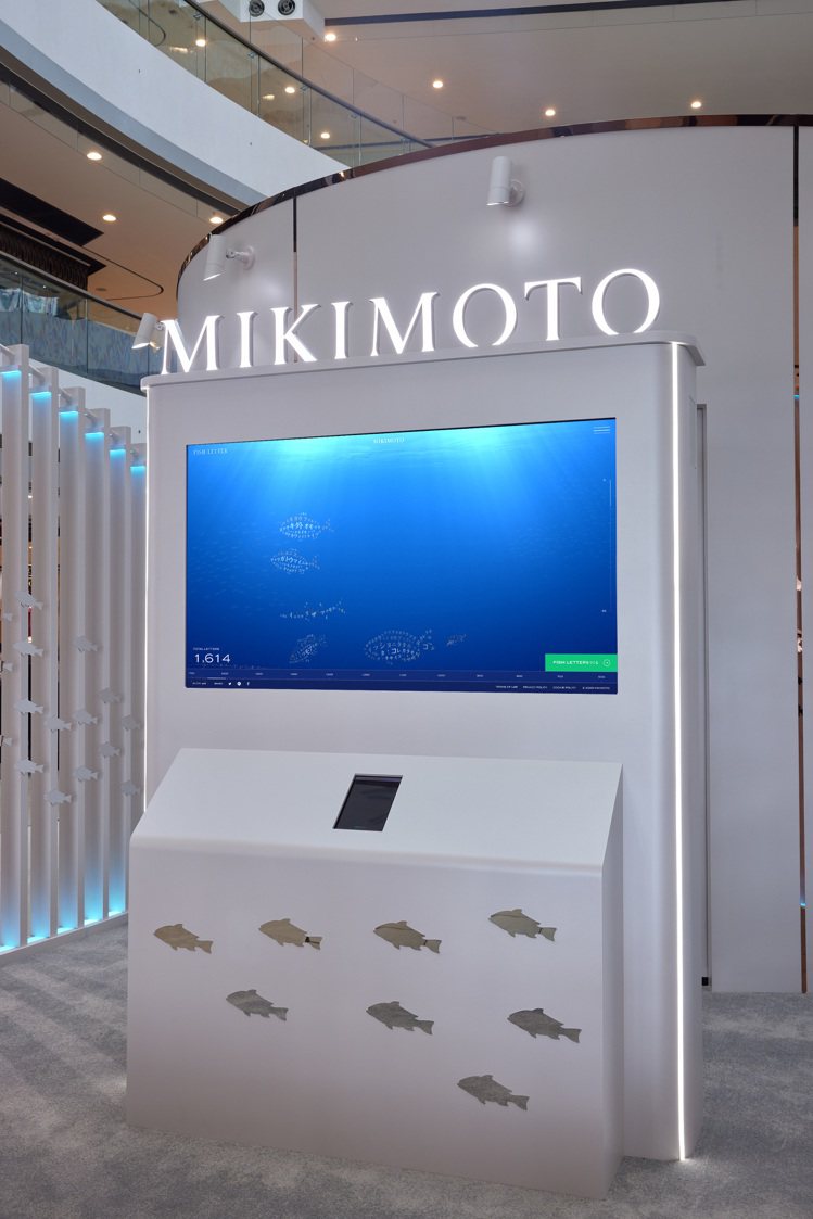 MIKIMOTO香港IFC的期間限定店現場設計以海洋作為主題，現場設有「Fish Letter」互動裝置。圖／MIKIMOTO提供