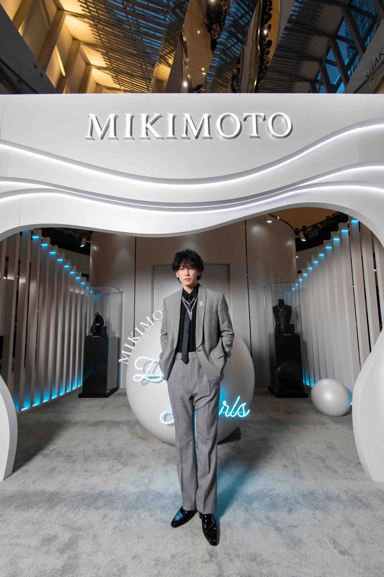 日本知名演員佐藤健出席MIKIMOTO香港IFC的期間限定店開幕活動。圖／MIKIMOTO提供
