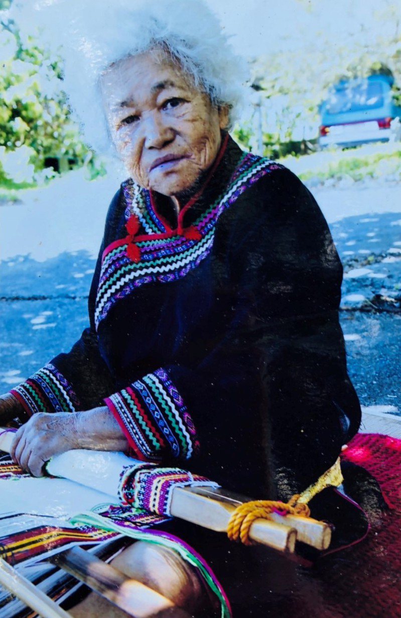 「布農族男子傳統服飾編織」保存者施菊花Muia_Sunavan長年致力於推廣布農族編織文化。圖／施菊花家屬提供