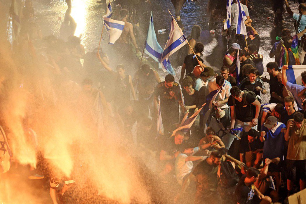 以色列警方以強力水柱驅逐特拉維夫街頭的抗爭者。 圖／法新社