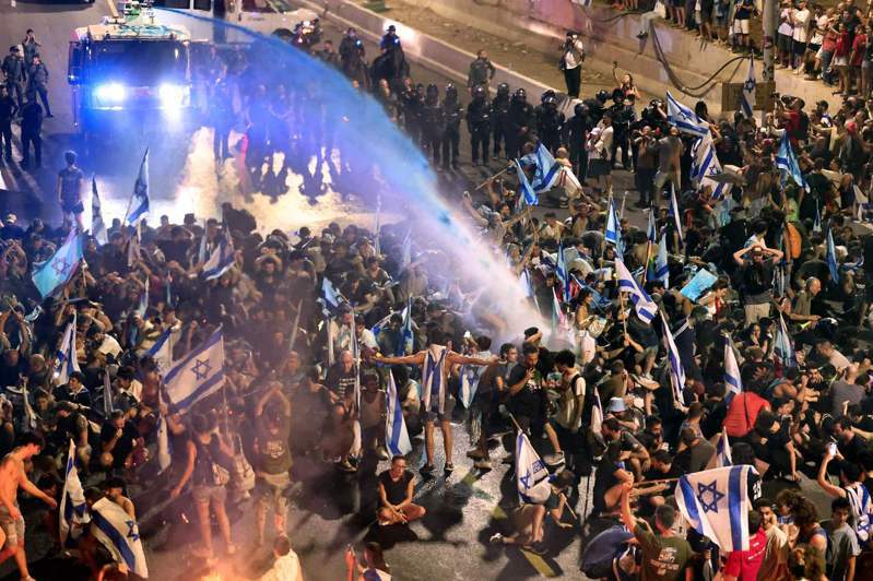 以色列示威者抗議政府的司法改革計劃，遭警方用水柱噴射。法新社