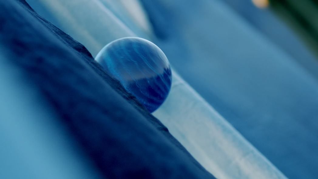視覺上以藍染、茶園、竹編三種元素代表客家意象，並運用球體將聲音具象化為細胞，球體...
