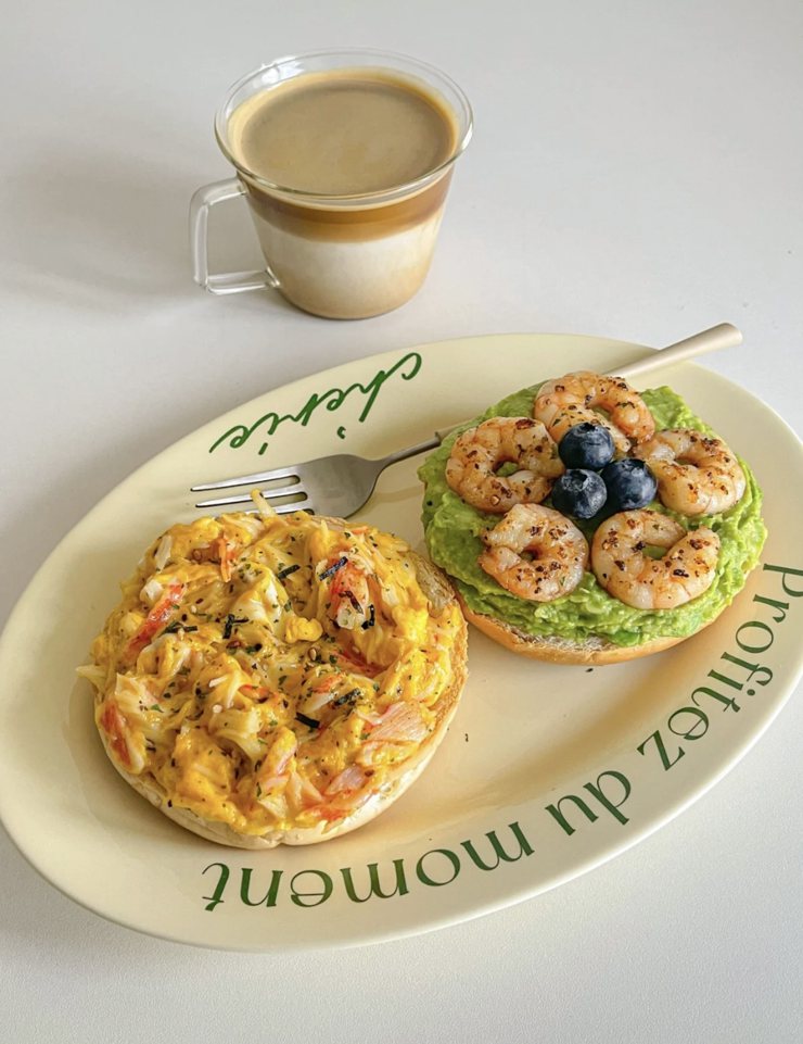 快樂減脂早餐！開放式<u>貝果</u>三明治食譜分享：酪梨鮮蝦+蟹肉蛋口味　　