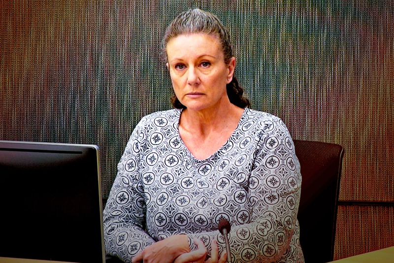 1990年代育有四名子女但皆夭折的澳洲女子伏比格，因日記中吐露自己對母職的壓力，遭丈夫檢舉下獄20年。圖為她2019年在雪梨出席驗屍法庭調查。美聯社