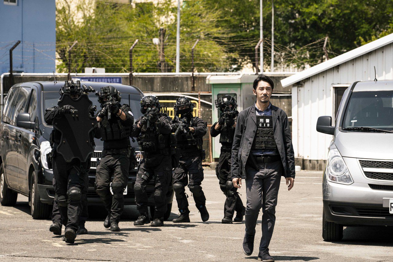 李李仁在電影《周處除三害》飾演警察陳灰。圖/一種態度電影股份有限公司提供