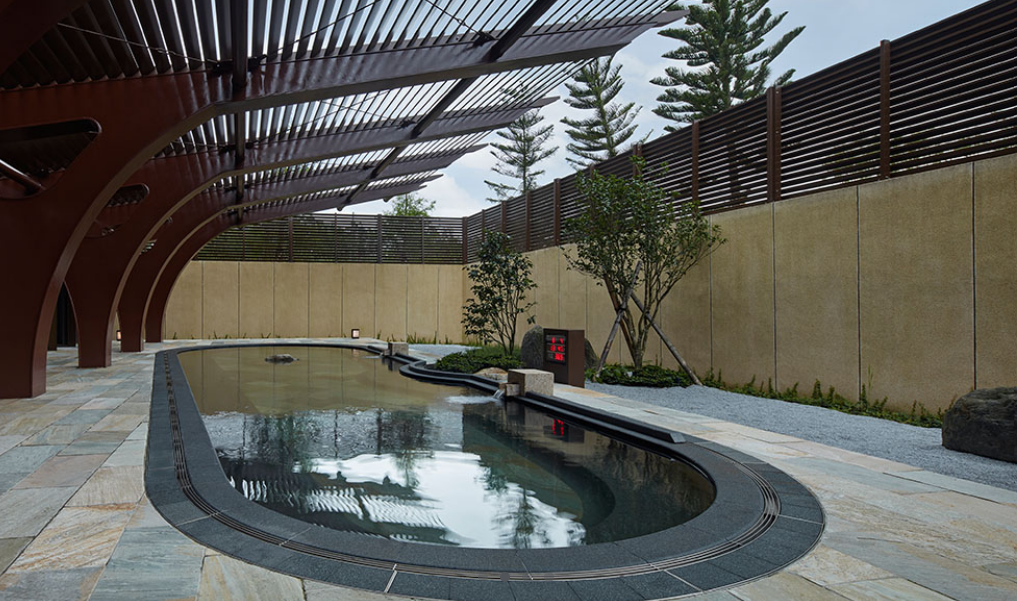 宜蘭力麗威斯汀度假酒店戶外風呂。圖片來源：官網