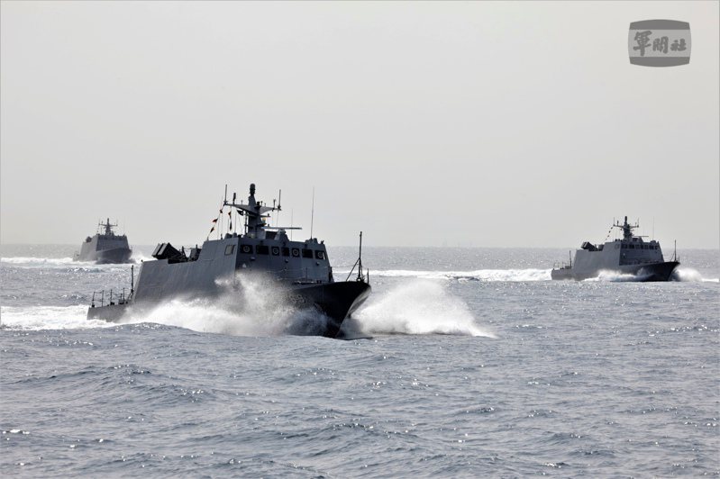 今年7月，因應共軍舉行環台軍演，我海軍出動飛彈快艇出港備戰演練。圖／國防部提供