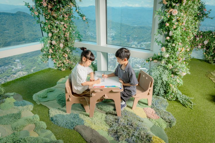 台北101觀景台Open to Green雲端永續公園，孩子們可坐在現場由海漂木製成的木製品上休憩、遊玩。圖／台北101提供