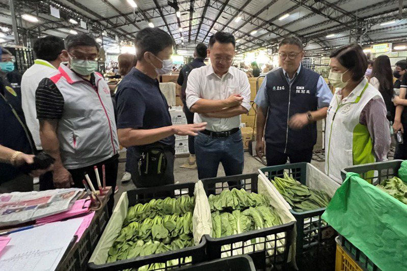 颱風杜蘇芮進逼，桃園市副市長蘇俊賓（左三）今早視察桃園果菜市場農產品供應狀況。圖／桃園市農業局提供