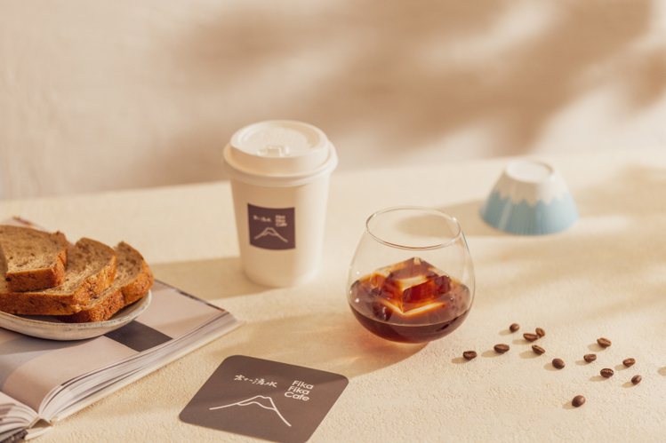 8/1~8/31 Fika Fika cafe x 富士の湧水跨界推出聯名咖啡「富士山泉冰釀咖啡」，售價200元。圖／Fika Fika Cafe提供