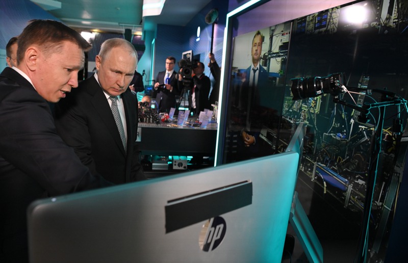 俄國總統普亭（左二）7月13日出席莫斯科的「未來科技論壇」，由「俄羅斯量子中心」共同創辦人尤努索夫（左）陪同參觀量子科技展。歐新社