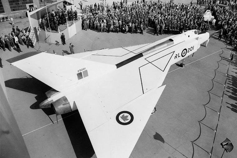 1957年10月4日，第一架CF-105出廠亮相。圖／加拿大政府檔案照