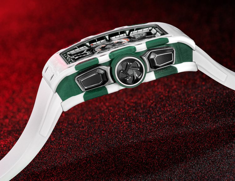 RICHARD MILLE今年為了Le Mans 100周年推出的RM 72-01 Le Mans Classic腕表，以綠、白二色的Quartz TPT®石英纖維，巧妙呼應「利曼經典賽」的大會色彩。圖／RICHARD MILLE提供