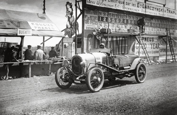 1923年的賽事畫面，無論從賽車形式、場地，都帶人重回100年前的懷舊場景。圖／RICHARD MILLE提供