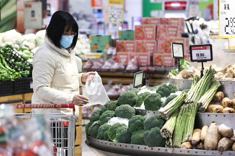 中國大陸公布的6月份消費者物價跟去年同期相比幾乎沒有變化，排除波動較大的食品和能源，核心通貨膨脹率也只上升0.4%，低得令人意外。中新社