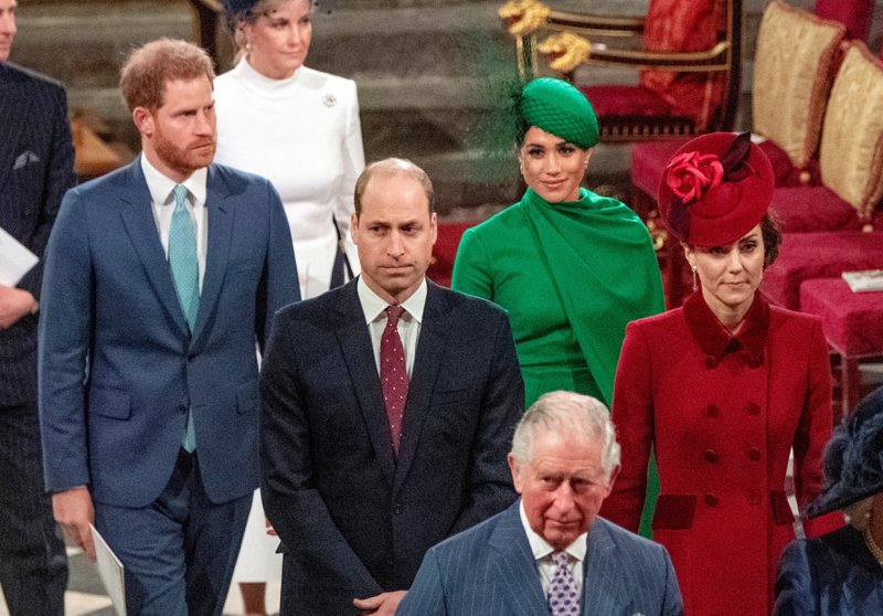 英皇室一家的恩怨糾葛很深，哈利（後排左起）與梅根無法得到威廉（中排左起）、凱特的接受。（路透資料照片）