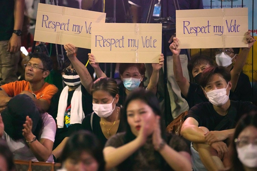 在曼谷舉行抗議活動的前進黨支持者。 圖／美聯社     