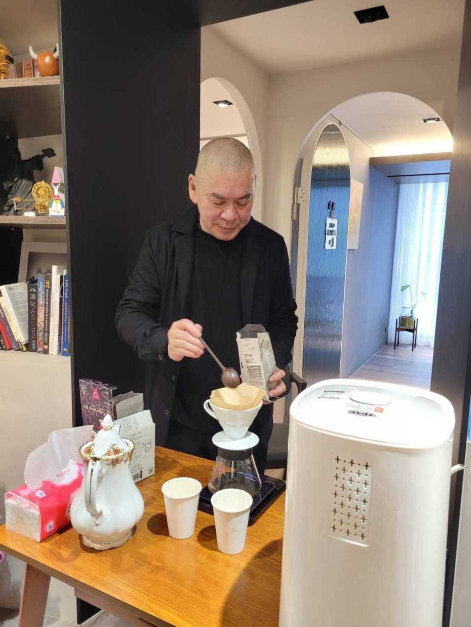 蔡明亮目前創立一個手工咖啡品牌。 圖／擷自臉書