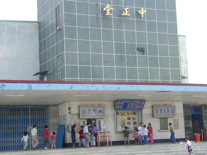 岡山空軍中正堂放映電影過去因片新且票價低，是岡山地區頗受歡迎電影院。圖／聯合報系資料照（2000/04/08　包希勝攝影）　