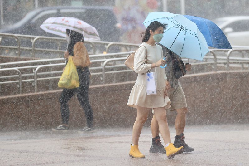 中颱杜蘇芮挾豪雨襲台，各地風雨越晚越強。圖／聯合報系資料照