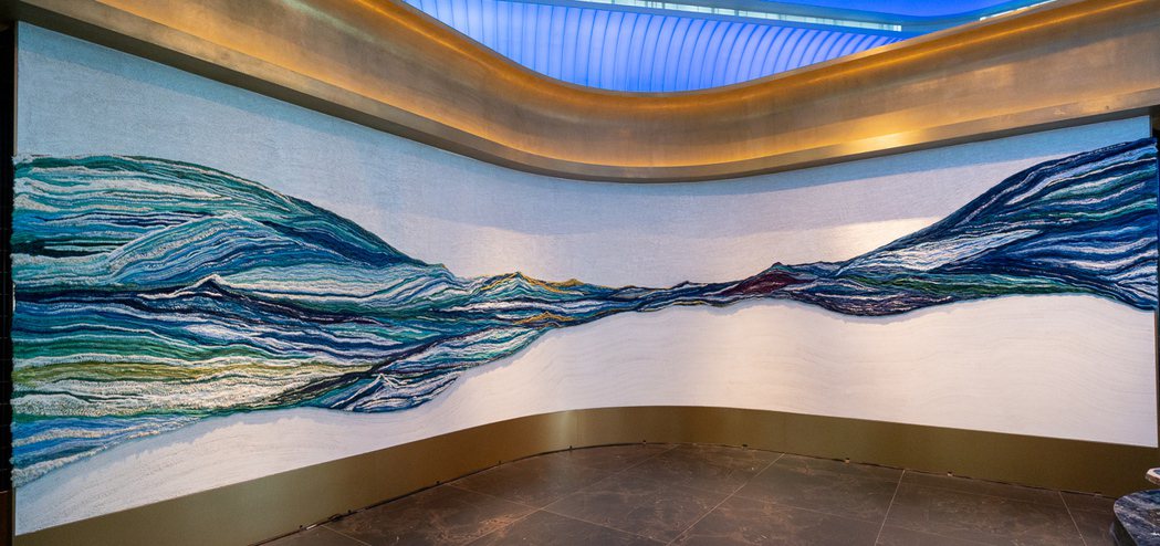 與原住民藝術家尤瑪．達陸合作，所創作的「被海擁抱的存在」。圖｜饗賓餐旅