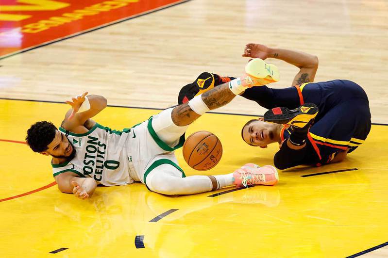 NBA近年出現不少球員在場上以假摔騙取犯規的情況，嚴重影響比賽公平性。 歐新社資料照片