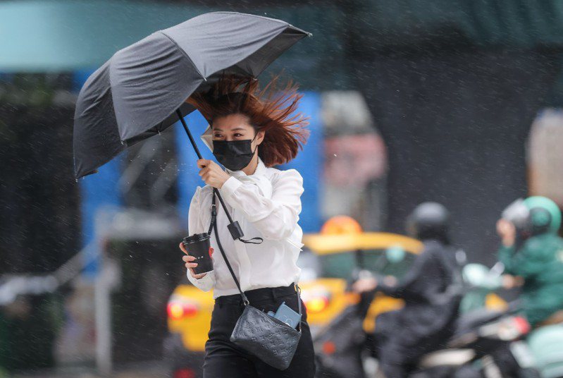 氣象局指出，中颱杜蘇芮暴風圈半徑預估下午觸及台灣南端陸地，今天東半部、恆春半島、風雨愈晚愈強，西部地區風雨尚不明顯。 聯合報系資料照