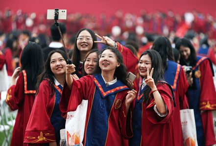 中國政府積極鼓勵年輕人投入製造業，改變過去靠網路、手遊等「賺快錢」的路徑依賴，但砸大錢推動硬體製造，經濟效率卻沒跟上，也衝擊年輕人就業。 新華社