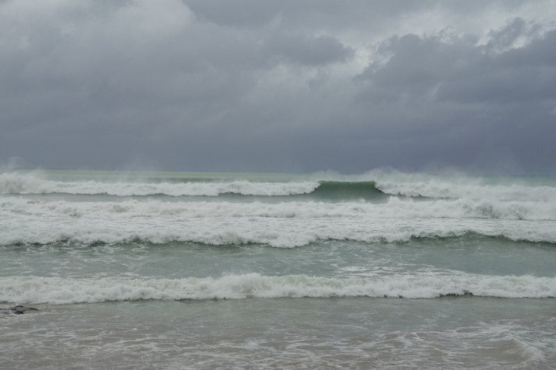 颱風杜蘇芮逼近南台灣，恆春半島首當其衝，26日上午墾丁南灣水域掀逾3公尺高的大浪。中央社