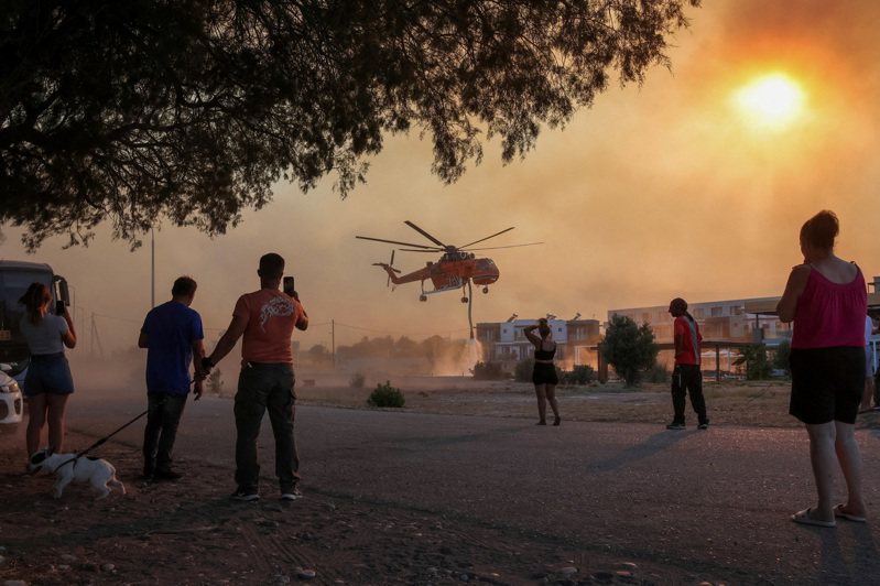 希臘南部度假勝地羅得斯島（Rhodes），當局最近幾天從住宅區及度假村疏散了兩萬多人。 路透社