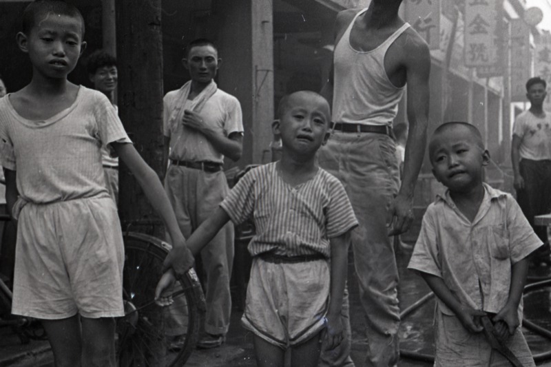 1954年7月27日，台北市漢中街大火，幾位小朋友看到自己的家被燒毀，不禁放聲大哭。圖／聯合報系資料照片