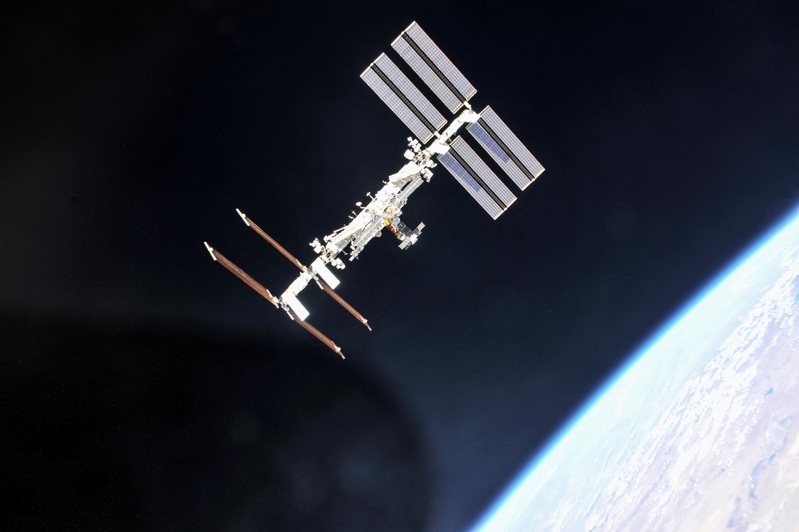 NASA於25日驚傳停電，導致任務控制中心與國際太空站（ISS）一度通訊中斷。路透