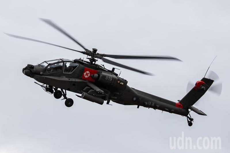 扮演紅軍的AH-64E阿帕契攻擊直升機進行地面掃蕩。記者季相儒／攝影