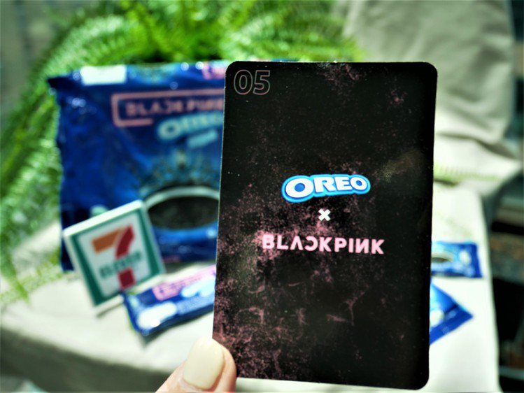 7-ELEVEN引進「OREO香草夾心餅乾聯名款」，每盒內附韓國大勢女團BLACKPINK成員小卡一張，共有10款隨機出貨，限量6,000盒，即日起於台北市限定156間門市陸續到店販售。圖／7-ELEVEN提供