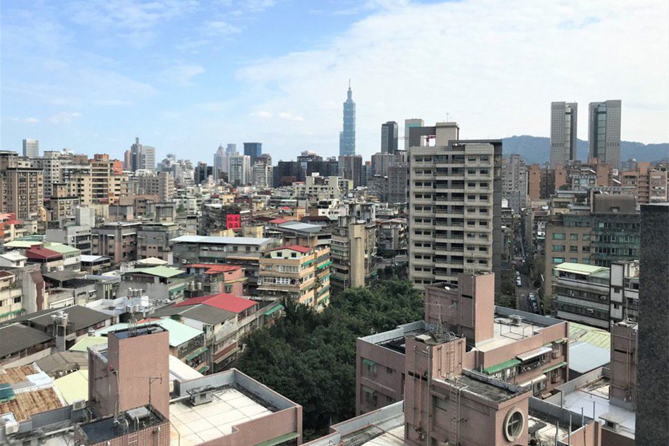 一名網友好奇「為什麼台灣的高樓蓋的差不多？」多數人認為「因為人口密度高」。圖／聯合報系資料照片