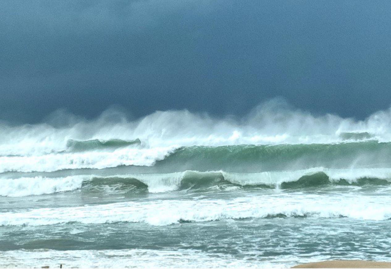 杜蘇芮暴風圈將在今午後觸及恆春半島陸域，外圍環琉上午在墾丁海岸帶來逾3公尺高的大浪，氣勢懾人。記者潘欣中／攝影