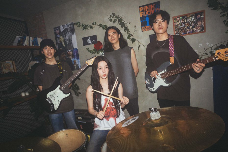 歐陽娜娜(前)找回國小音樂班同學，組成MV限定搖滾樂團。圖／海蝶音樂提供