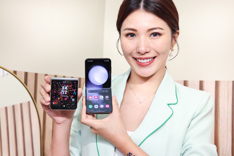 Samsung Galaxy Z Flip5的封面螢幕有感升級為3.4吋Super AMOLED顯示螢幕。記者李政龍／攝影