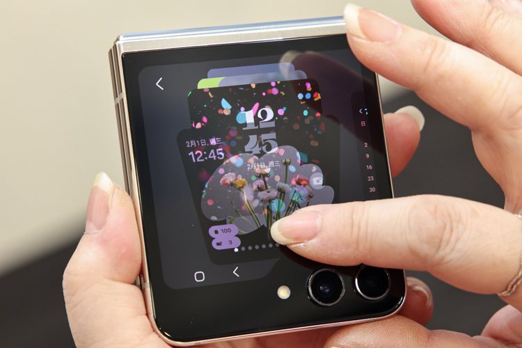 Samsung Galaxy Z Flip5支援豐富客製化的封面螢幕設定。記者李政龍／攝影