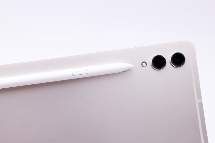 Samsung Galaxy Tab S9系列的S Pen升級支援IP68防塵防水、雙方向充電。記者吳致碩／攝影
