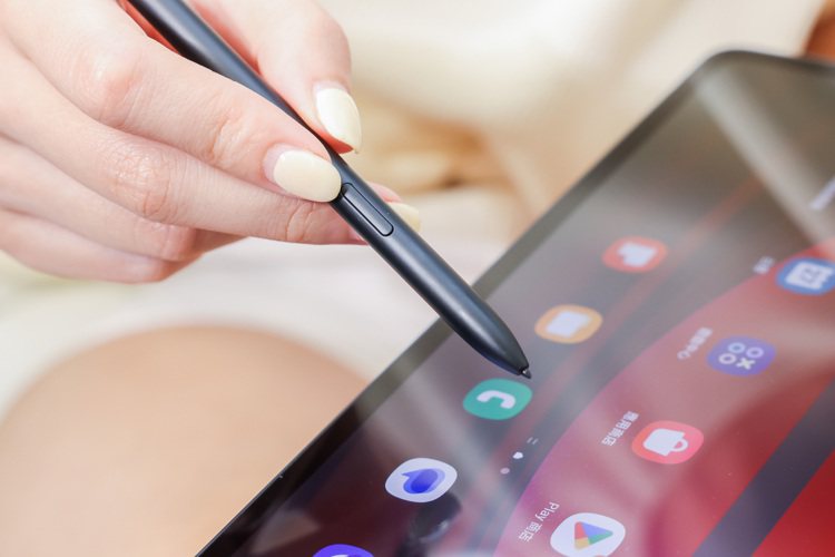 Samsung Galaxy Tab S9系列的S Pen筆身按鈕感壓回饋再優化，書寫、繪圖操控更精準。記者吳致碩／攝影