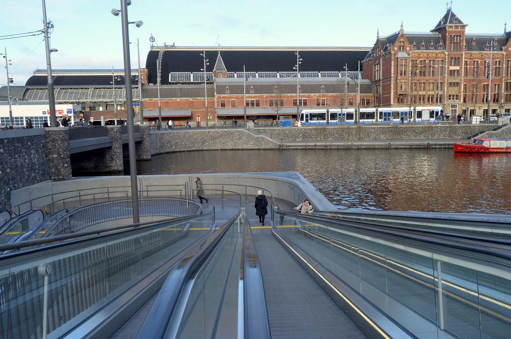 阿姆斯特丹中央車站在水下打造現代化自行車停車場。 圖片來源：Eriksw（CC ...