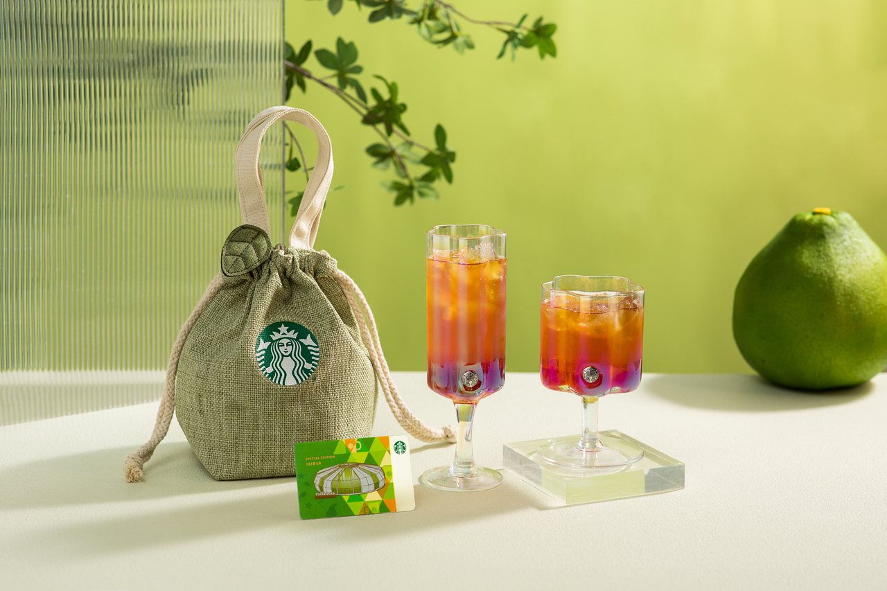 星巴克台南麻豆門市推出柚見女神隨行杯袋、花漾女神玻璃杯、隨行卡等周邊商品。圖/星巴克提供