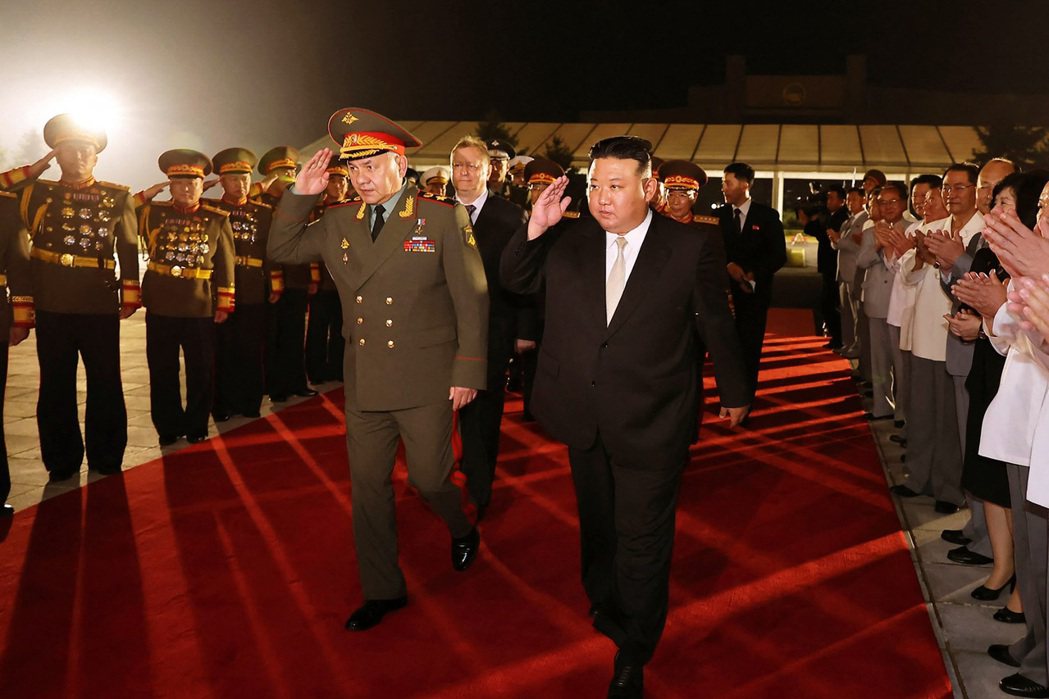 俄國防部長紹伊古（左）訪問北韓。 圖／法新社