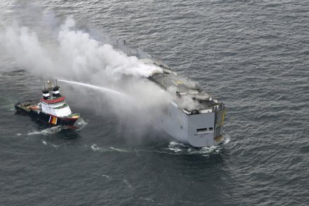 載有近3,000輛汽車的貨輪Fremantle Highway，在荷蘭外海失火。  美聯社