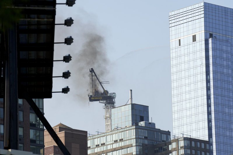 美國紐約曼哈頓中城26日上午發生一台起重機起火並部分倒塌事故，造成11人受傷。美聯社