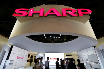 夏普（Sharp）旗下面板廠拖累集團營運表現，鴻海已要求三個月內提改善計畫。  路透