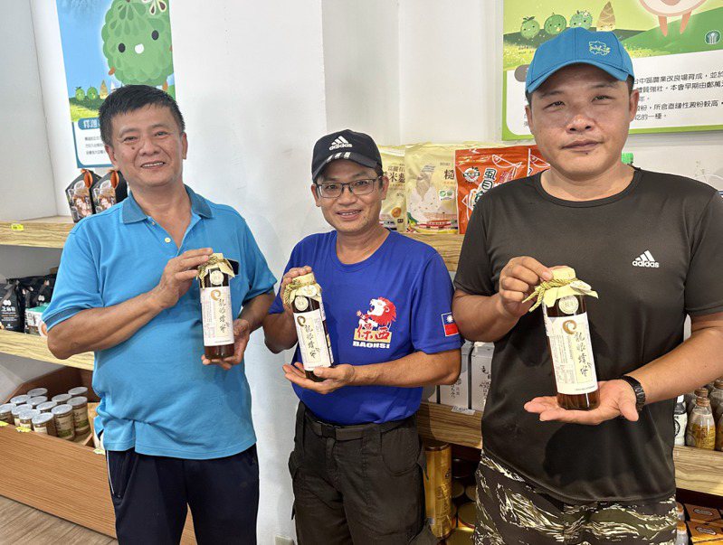 台南歸仁養蜂人組產銷班，首次參賽就有4人頭等獎、得獎蜜在歸仁農會上架。記者周宗禎／攝影