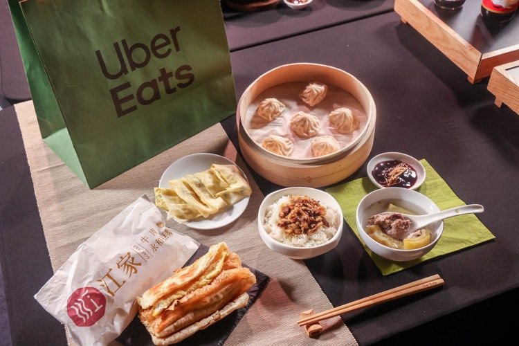 「500碗｜Uber Eats 美食小吃市集」台北場匯聚8間500碗台北得獎人氣小吃店家共襄盛舉，小吃控想吃的在地美食，來現場（應該）都點的到。圖／Uber Eats提供