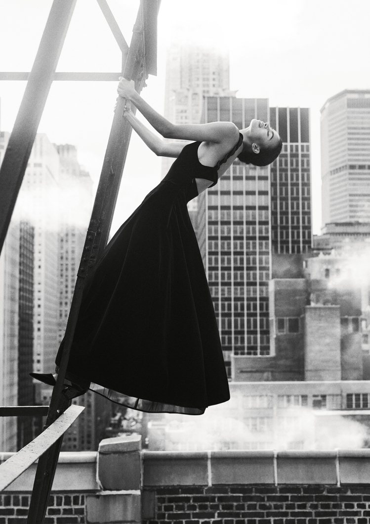時尚品牌EMPORIO ARMANI的秋冬形象廣告，透過黑白影像呈現，有著電影場景抑或是夢境的錯覺。圖／Giorgio Armani提供